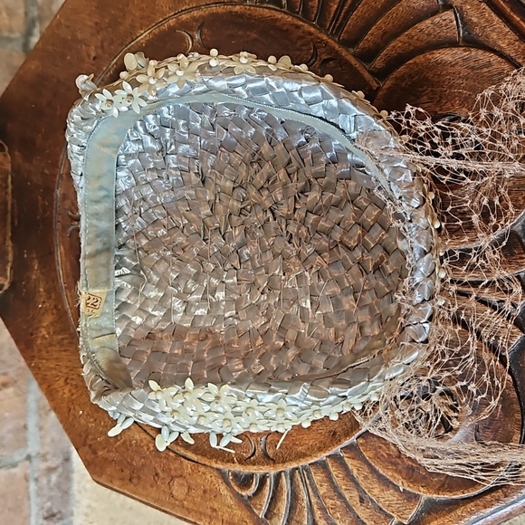 Vintage straw, beaded hat with netted tie from the 1940s or 1950s - Picture 7 of 8